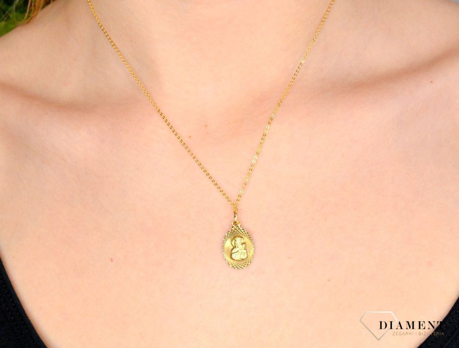 Złota zawieszka 333 medalik z Matką Boską Częstochowską ZA 145A 333. Złota zawieszka medalik o owalnym kształcie z wizerunkiem Matki Boskiej Częstochowskiej . Zawieszka o wielkości 1,6 cm.jpg